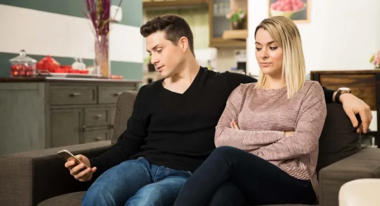 How A Phone Can Expose Red Flags That Might Indicate Your Partner Is Cheating