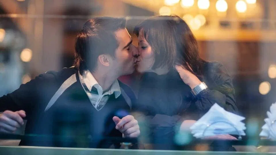couple kissing