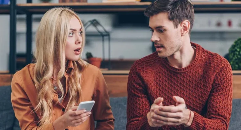 If Your Husband’s Phone Shows These Signs, it Means He Is Cheating On You